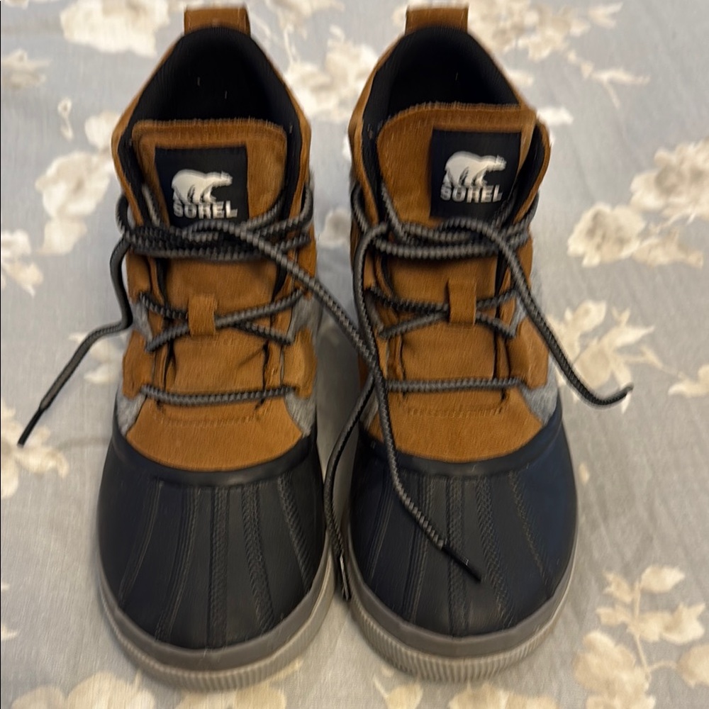 Sorel Black and Brown Boots Durable Lace-Up Design